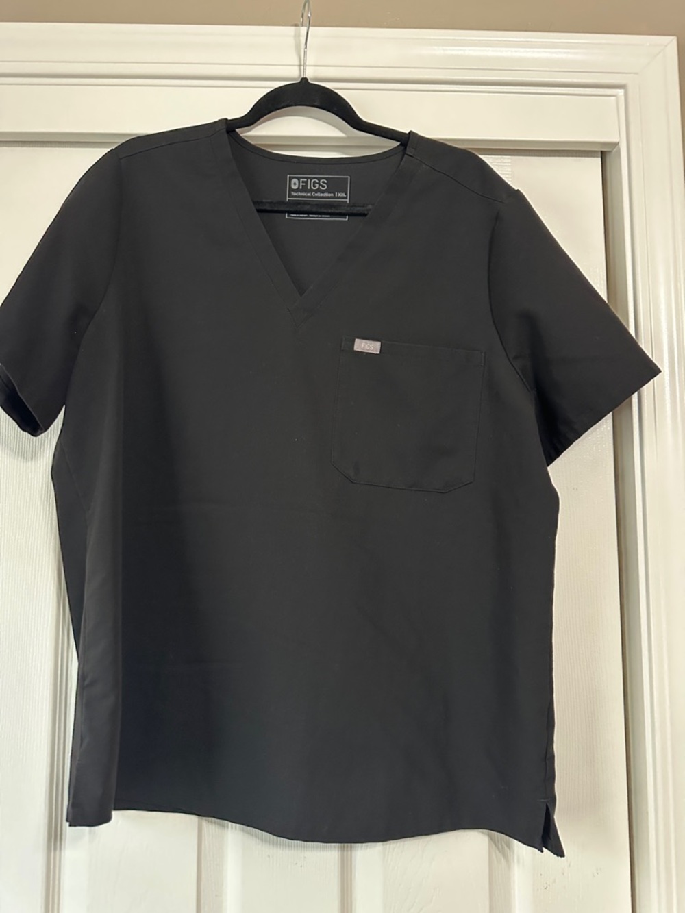 FIGS Women’s V-Neck Scrub Top in Black